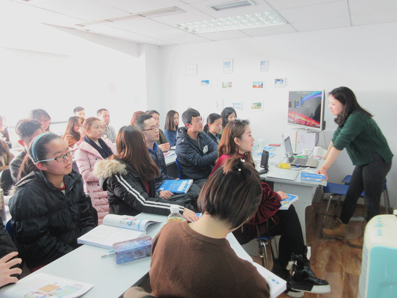 西班牙語大火，試聽課爆滿