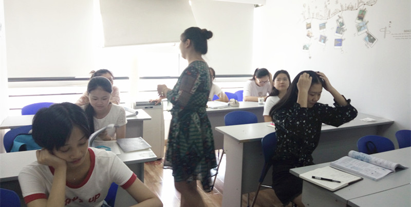 俄語(yǔ)初級(jí)提高班授課中（王麗君老師）