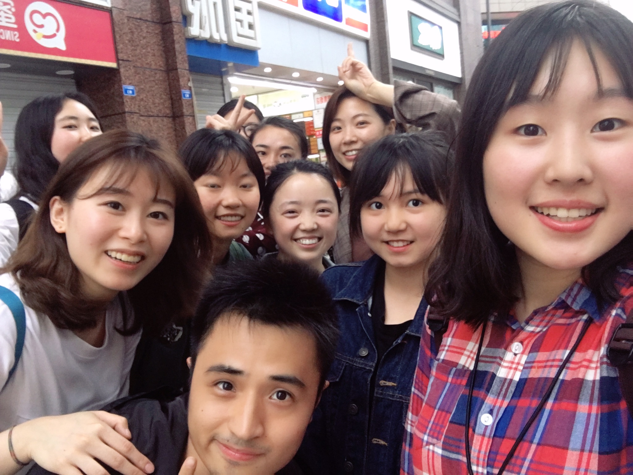 法語出國班陳麗君、張夢瑤老師和同學(xué)們一起嗨皮